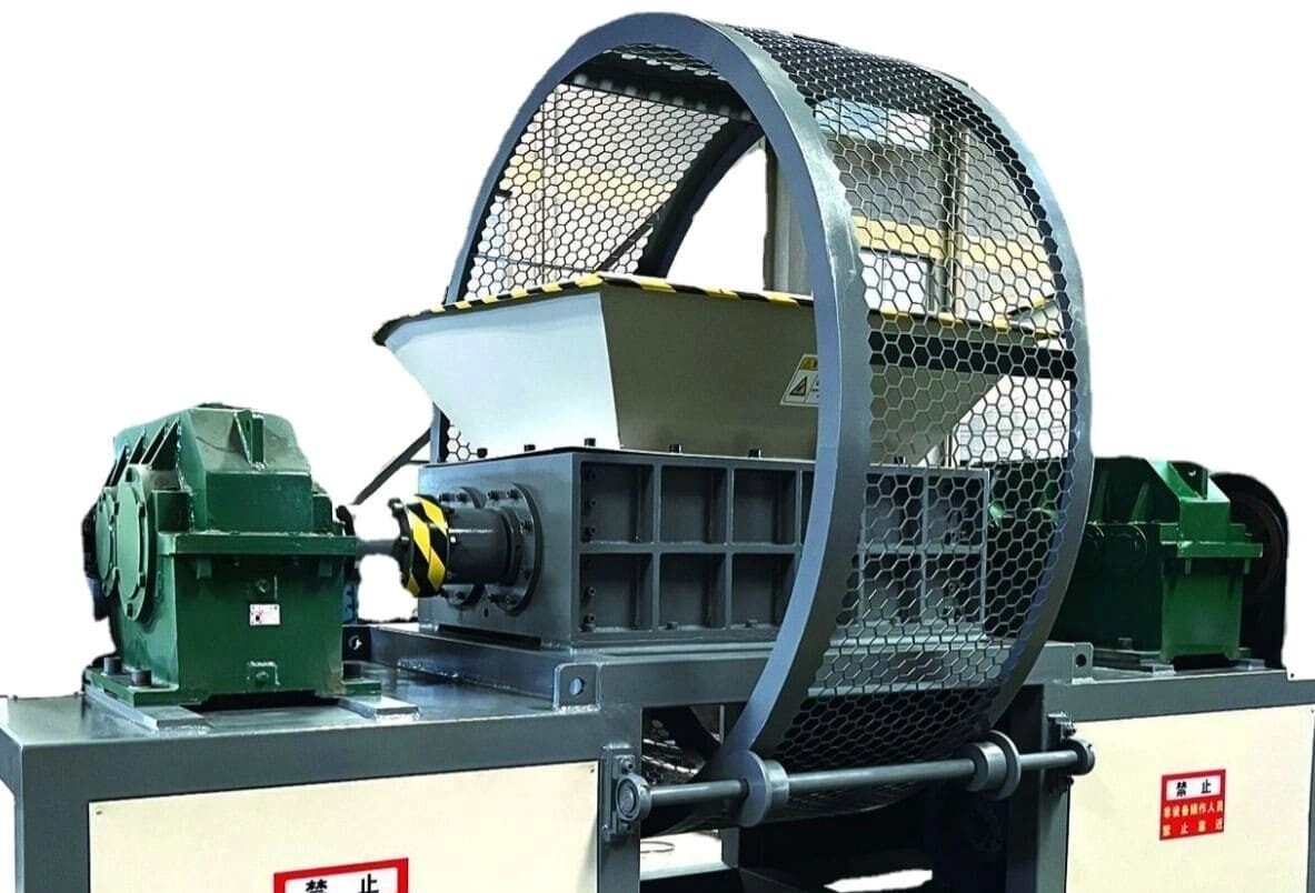 Double shaft tire shredder for primary crushing