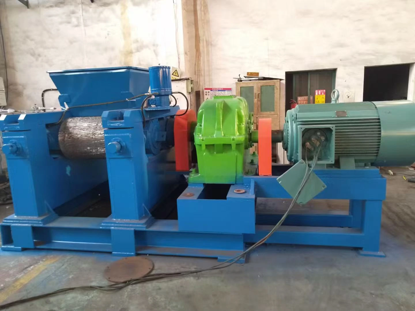 Rubber granulator and pulverizer for fine grinding